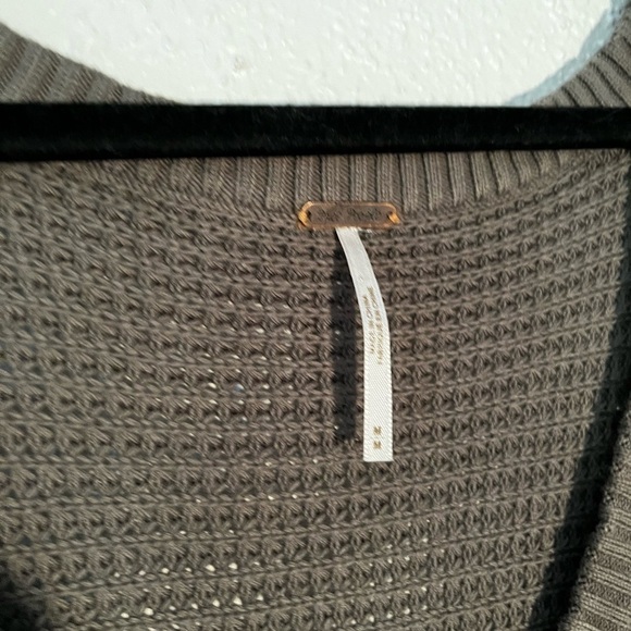 Free People Cold Shoulder Green Waffle Knit Raw Hem Oversized Top Size M - Picture 5 of 8